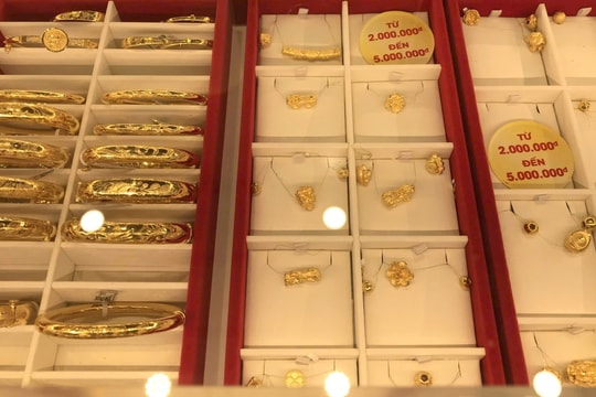 Giá vàng tăng mạnh, chạm mốc 135 triệu đồng/lượng ngày cuối tuần