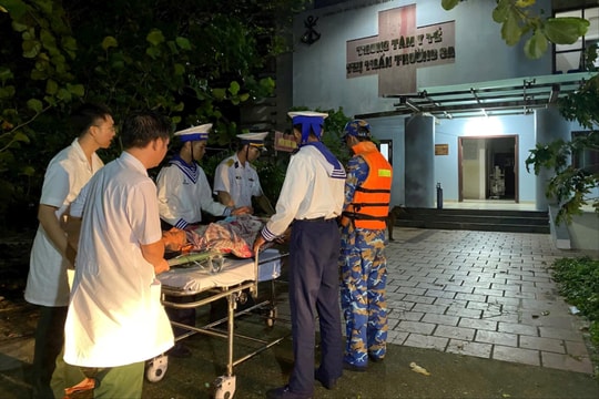 Cấp cứu ngư dân Gia Lai trong đêm trên biển Trường Sa