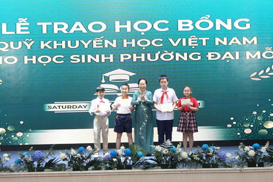 Hơn 130 suất học bổng được trao tặng cho học sinh phường Đại Mỗ
