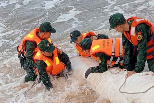 Thủ tướng yêu cầu tập trung ứng phó bão số 10 và mưa lũ, sạt lở đất