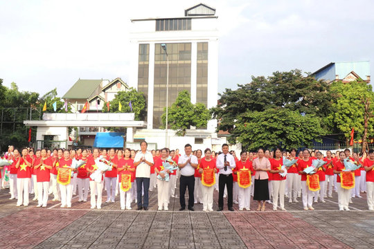 Xã Bát Tràng: đồng diễn thể dục dưỡng sinh người cao tuổi chào mừng Đại hội Đảng bộ Thành phố