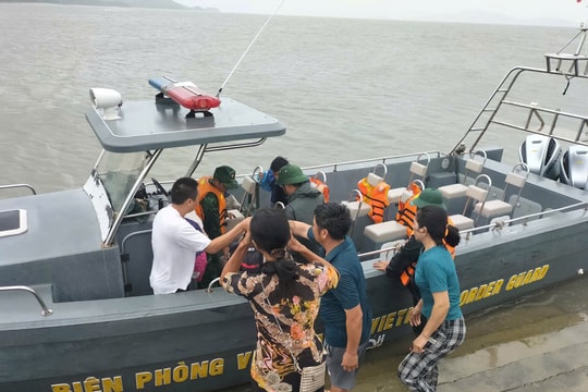 Quảng Ninh: Lực lượng y tế vượt sóng gió cấp cứu bệnh nhân từ đảo Quan Lạn