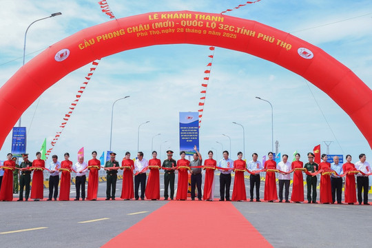 Thủ tướng Phạm Minh Chính; Khai thác cầu Phong Châu mới "xứng đáng với mong mỏi và những giọt nước mắt của người dân"