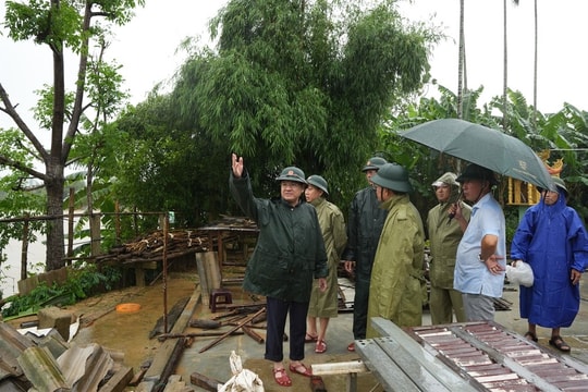 TP Huế: Lốc xoáy khiến 85 nhà dân bị tốc mái