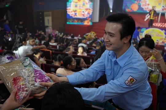 Đêm hội trăng rằm 2025: Trung thu ấm áp của  em nhỏ Thủ đô