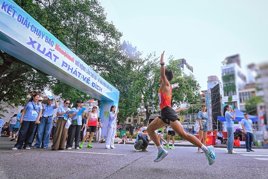 Khoảnh khắc rực rỡ từ đường chạy hồ Hoàn Kiếm