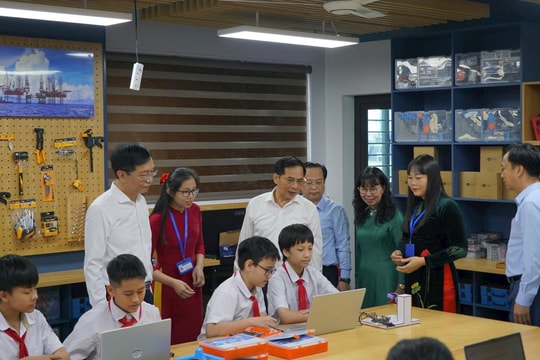 Phó Thủ tướng Bùi Thanh Sơn dự khánh thành phòng học STEM tại phường Tây Mỗ