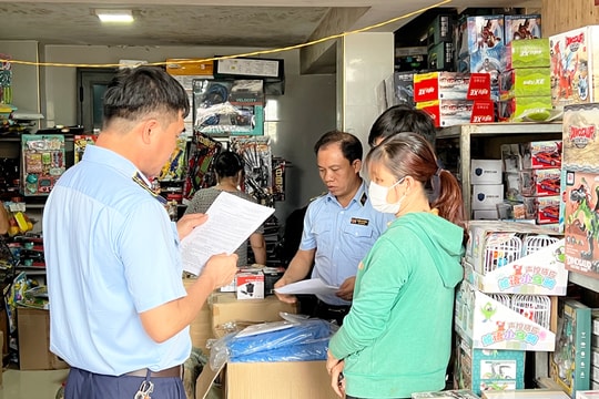 Đồ chơi giá rẻ, không rõ nguồn gốc: Những "sát thủ" vô hình với trẻ em