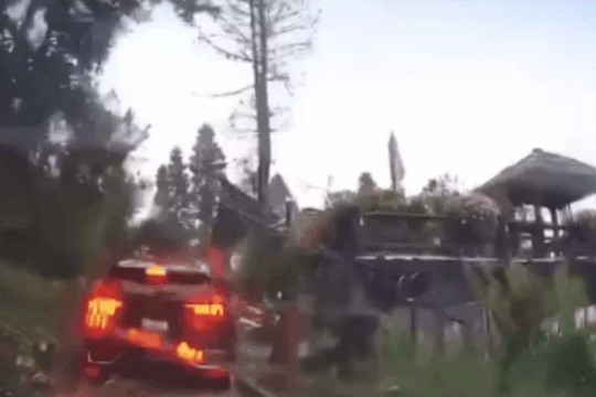 Lào Cai: Không ai thương vong trong vụ ô tô rơi xuống vực vì sạt lở đất