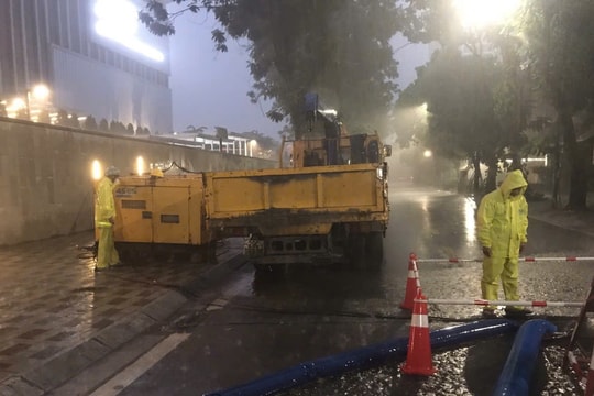 Hà Nội: Nước rút trước giờ “cao điểm” tại nhiều điểm úng ngập