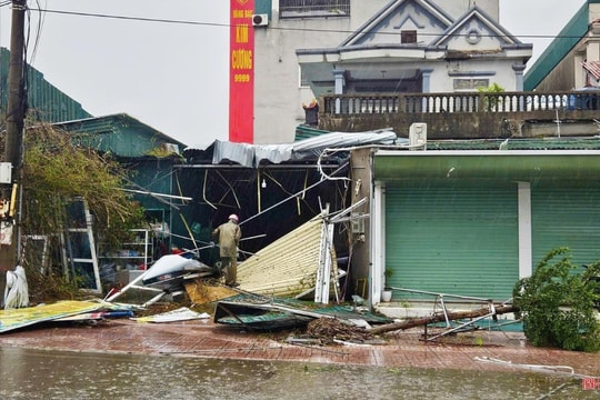 Thủ tướng yêu cầu khẩn trương khắc phục hậu quả bão số 10 và mưa lũ