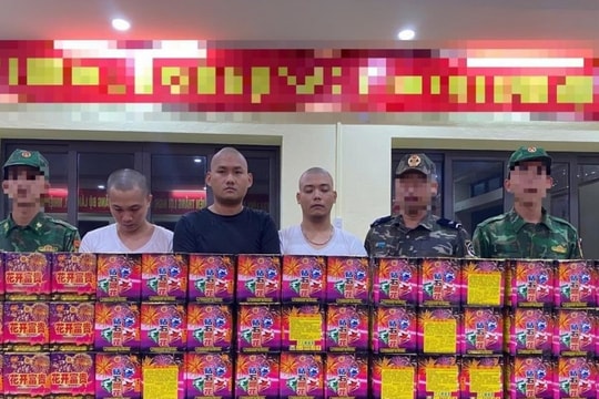 Đồn Biên phòng Trà Lĩnh (Cao Bằng) Bắt quả tang 3 đối tượng vận chuyển trái phép hơn 1 tạ pháo