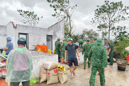 Đồn Biên phòng Quảng Đức giúp dân khắc phục thiệt hại do giông lốc