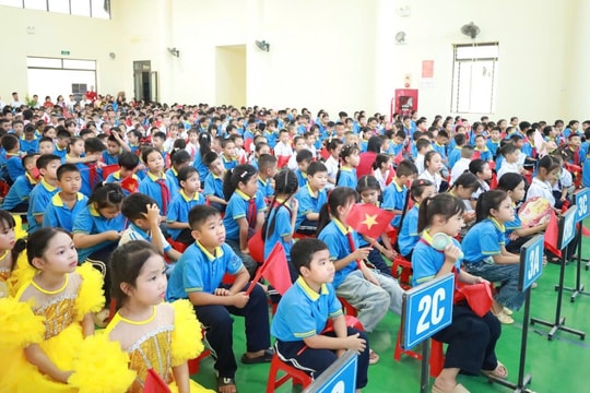 Triển khai bắt buộc dạy 2 buổi/ngày: Học sinh tiểu học học tối đa 7 tiết, không thu phí buổi 2