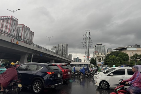 Hà Nội mưa lớn do hoàn lưu bão số 10, công nhân thoát nước căng mình ứng trực