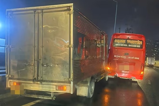 Xác minh danh tính tài xế xe khách chèn ép, va chạm xe tải trên đường Vành đai 3