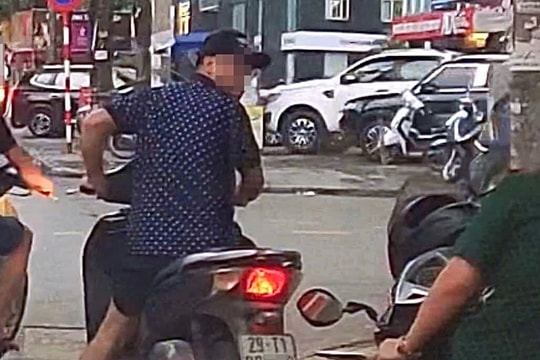 Xử phạt nam thanh niên SH không mũ tại ngã tư Ngô Thì Nhậm