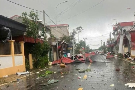 Vòi rồng xuất hiện ở Hải Phòng, nhiều nhà dân bị tốc mái