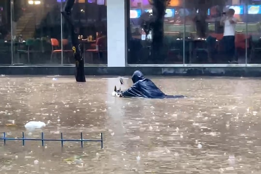 Hà Nội: Mưa lớn kỷ lục khiến hàng loạt điểm ngập sâu, nhiều tuyến đường tê liệt