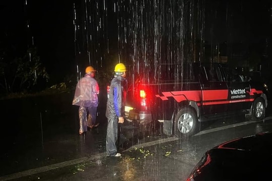 Viettel triển khai nhiều chính sách hỗ trợ khách hàng bị ảnh hưởng bão số 10