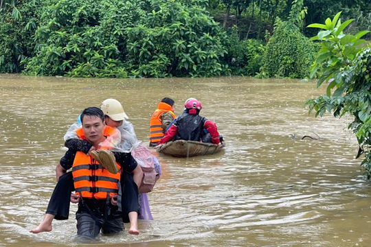 Công an Tuyên Quang đóng bè mảng đưa người dân tới nơi tránh bão lũ an toàn