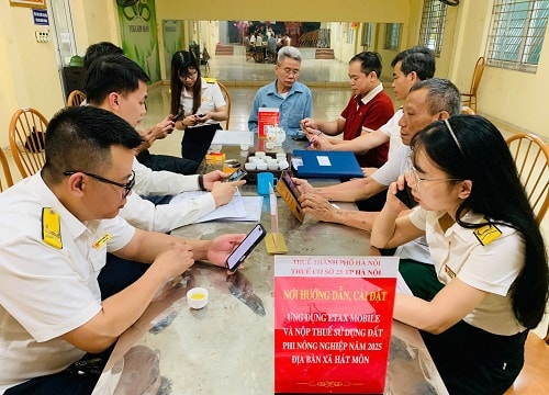 Cán bộ Thuế thành phố Hà Nội tích cực tham gia làm sạch dữ liệu đất đai