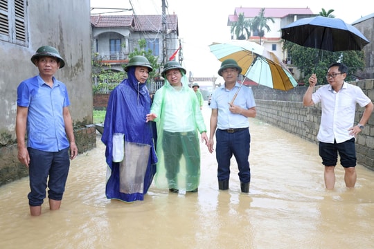 Hà Nội mưa lớn, ngập lụt toàn thành phố