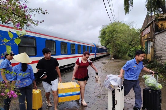 Nhiều chuyến tàu phải dừng chạy do đường sắt Bắc-Nam bị ảnh hưởng bão