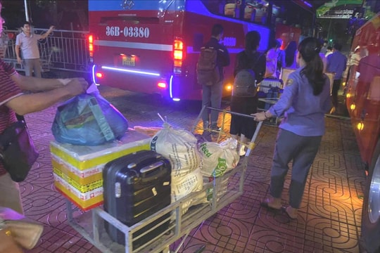 Hành khách phải chuyển tải vì đường sắt ngập ở Thanh Hóa