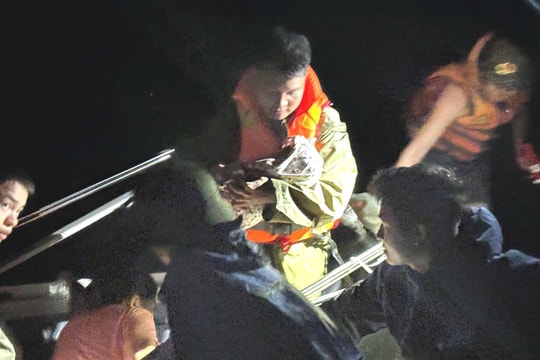 Công an Thanh Hóa xuyên đêm vượt lũ cứu mẹ và bé sơ sinh