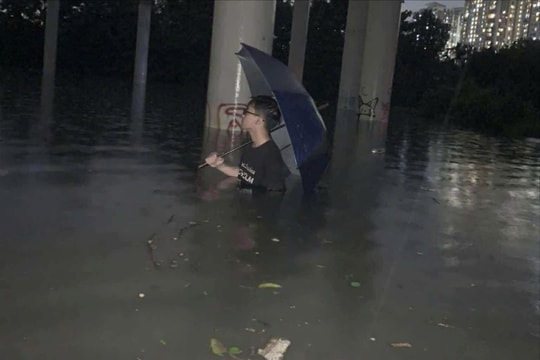 Hà Nội: Nước rút chậm, nhiều người "kẹt" ngoài đường tới đêm muộn