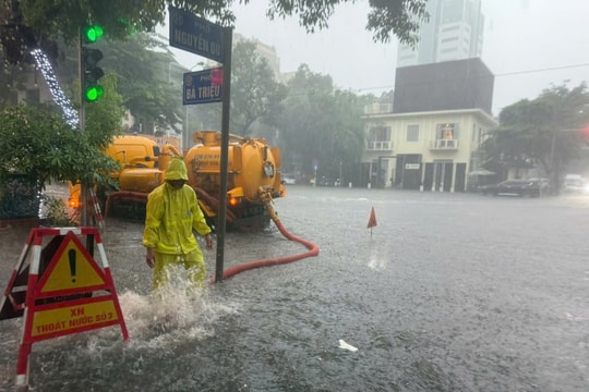 Hà Nội: Mưa lớn trên 300mm, gây 65 điểm úng ngập