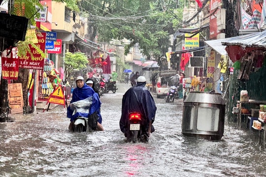 Mưa lớn cục bộ tại nhiều nơi, một số tuyến phố úng ngập
