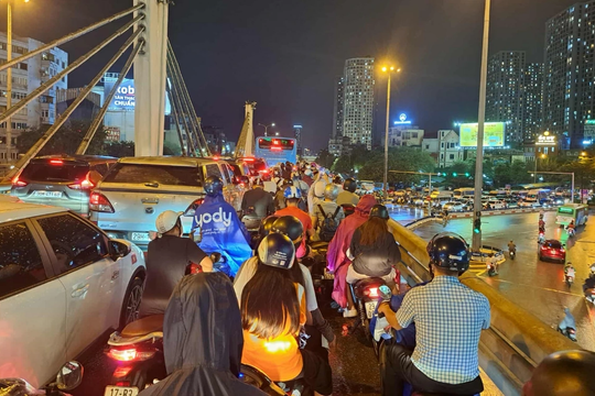 Chật vật đường về nhà trong ách tắc, ngập úng diện rộng