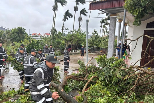Cảnh sát cơ động Thủ đô hỗ trợ nhân dân Ninh Bình khắc phục hậu quả bão số 10