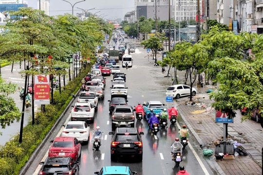 Hà Nội mưa lớn, nhiều tuyến đường ngập sâu