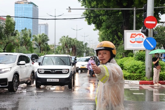 CSGT Hà Nội đội mưa phân luồng, bảo đảm an toàn giao thông
