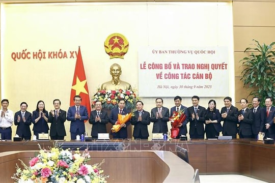 Chủ tịch Quốc hội Trần Thanh Mẫn dự Lễ công bố và trao nghị quyết về công tác cán bộ