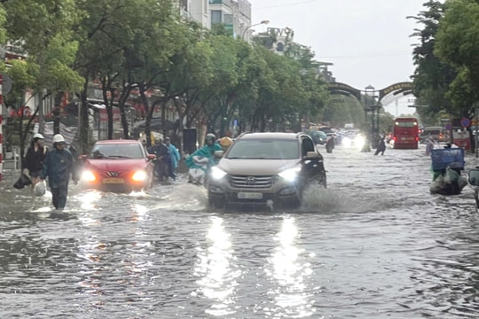 Nhiều tuyến phố Hà Nội ngập sâu, giao thông khó khăn sáng 30-9