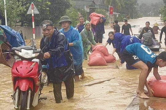 Ủy ban MTTQ Việt Nam thành phố Hà Nội hỗ trợ 5 tỉnh 55 tỷ đồng để khắc phục hậu quả của bão số 10