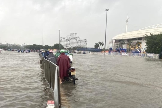Hà Nội ngập nhiều tuyến phố, giao thông khó khăn vì hoàn lưu bão số 10