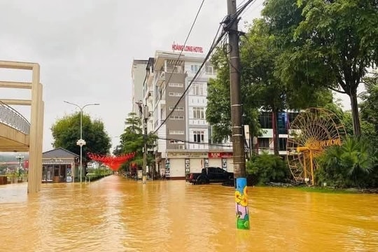Hoàn lưu bão số 10 gây mưa lớn diện rộng, lũ trên các sông dâng cao