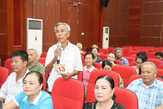 Lãnh đạo xã Phú Xuyên lắng nghe các ý kiến từ nhân dân