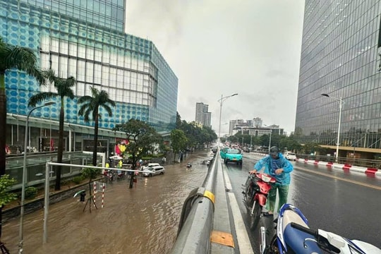 Xe "bơi" trên phố, phụ huynh Hà Nội lao đao đi đón con