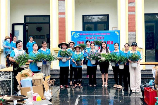 Phụ nữ Khương Đình đổi phế liệu lấy cây xanh, gây quỹ ủng hộ phụ nữ và trẻ em khó khăn