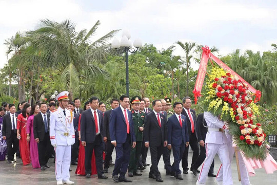 Đoàn đại biểu dự Đại hội Đảng bộ tỉnh dâng hương báo công tại Khu lưu niệm Bác Hồ về thăm Hà Tĩnh