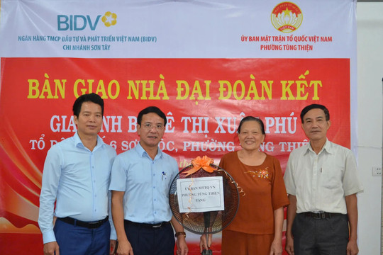 Phường Tùng Thiện khánh thành và bàn giao nhà đại đoàn kết tại TDP 6 Sơn Lộc