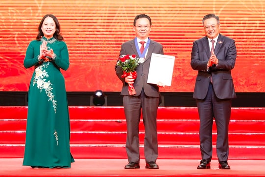 Tặng thưởng 10 cá nhân danh hiệu "Công dân Thủ đô ưu tú"