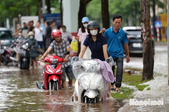 Nhiều điểm vẫn úng ngập, người dân Hà Nội di chuyển khó khăn sáng 1-10