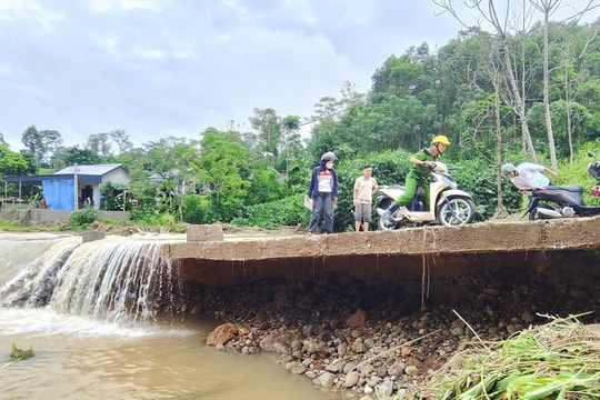 Công an Nghệ An nỗ lực giúp dân khắc phục hậu quả bão lũ
